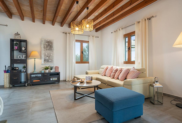 Sofas und Hocker im Wohnzimmer