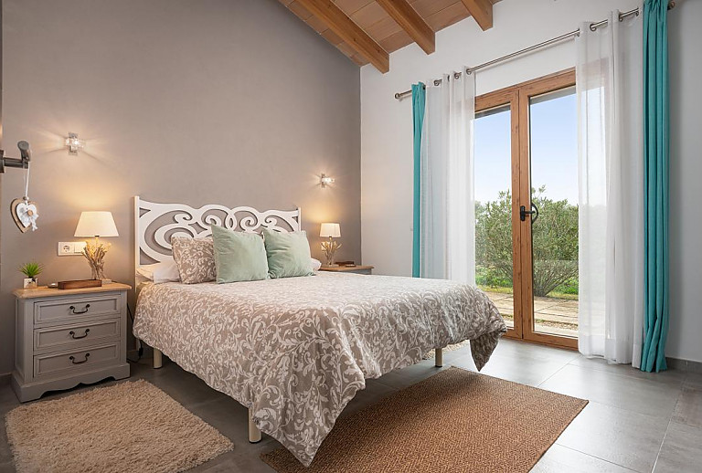 Schlafzimmer mit Doppelbett und Nachttisch