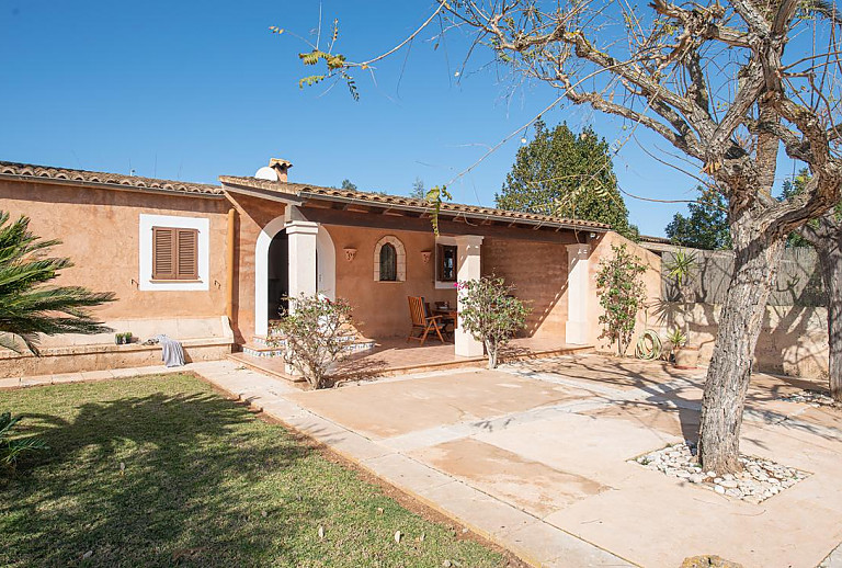 Eingangsbereich zur Finca mit kleiner Terrasse