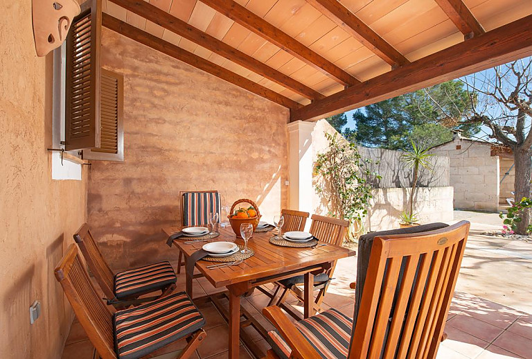 Esstisch mit Stühlen auf der Terrasse