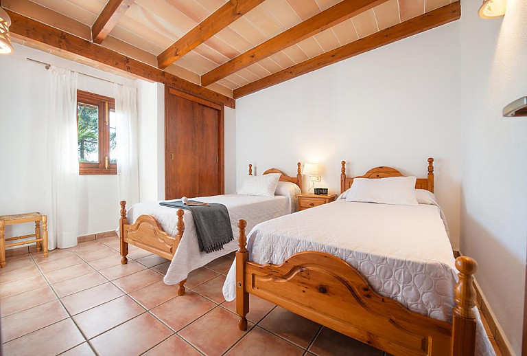 Schlafzimmer mit Einzelbetten und Nachttisch