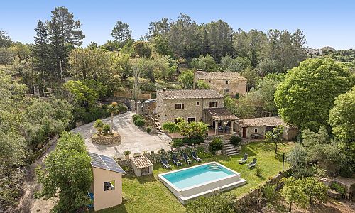 Luftaufnahme des Grundstücks und des Poolbereichs vor der Finca