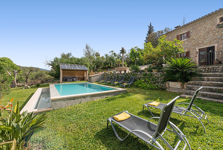 Sonnenliegen auf dem Rasen im Garten