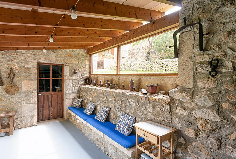 Terrasse mit Vordach und Bank