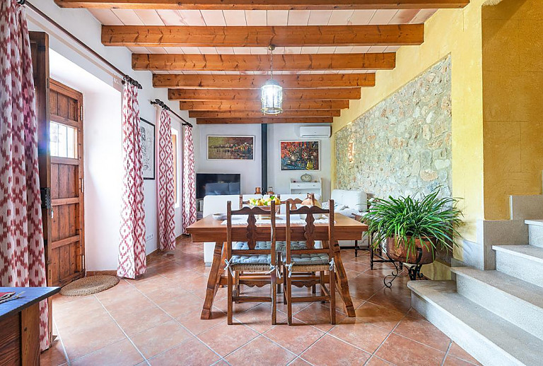 Wohnzimmer mit Essbereich und Couch