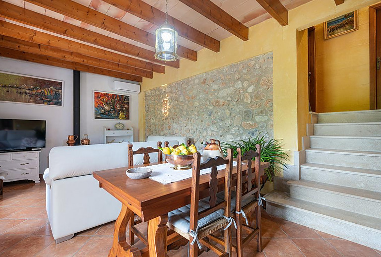 Esstisch mit Stühlen im Wohnzimmer