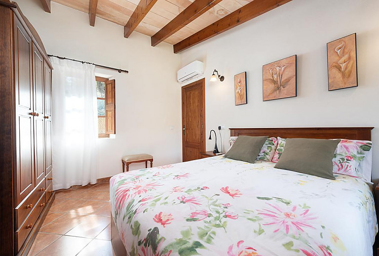 Schlafzimmer mit Doppelbett und Kleiderschrank