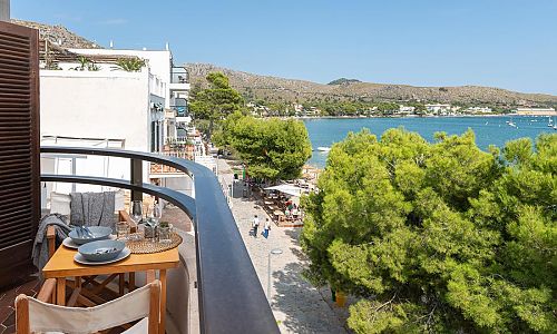 Apartment mit Balkon und Esstisch