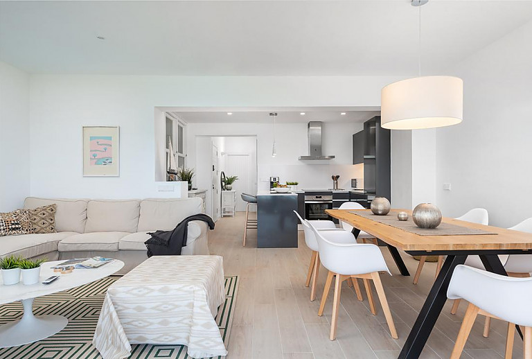 Wohnbereich mit Sofa und Esstisch