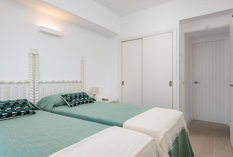 Schlafzimmer mit Einzelbetten und Wandschrank