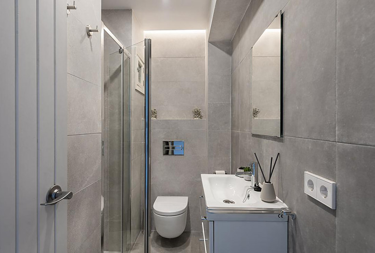 Badezimmer mit Dusche und WC