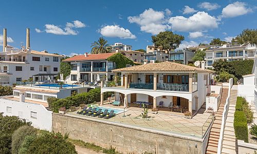 Ferienhaus mit Poolterrasse direkt am Meer