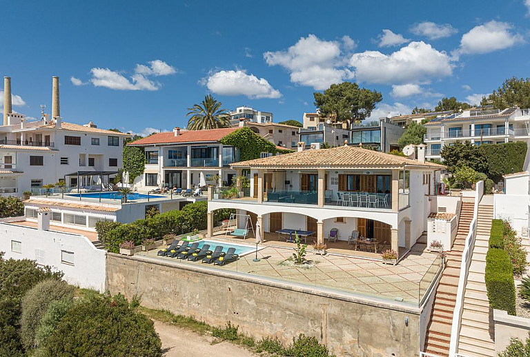 Ferienhaus mit Poolterrasse direkt am Meer