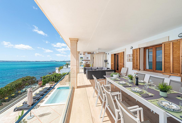 Terrasse mit Vordach und Esstisch