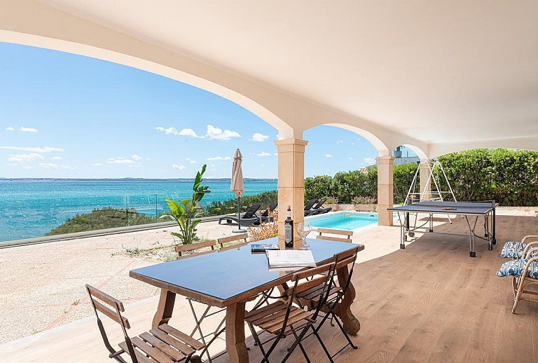 Terrasse mit Blick auf den Pool