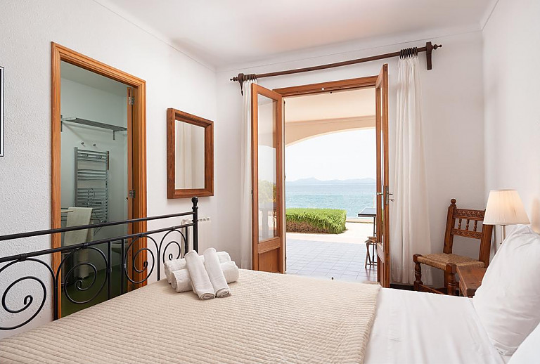 Schlafzimmer mit Doppelbett und Bad