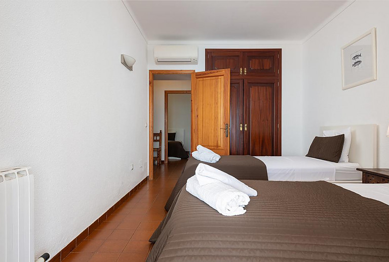 Schlafzimmer mit Einzelbetten und Klimaanlage