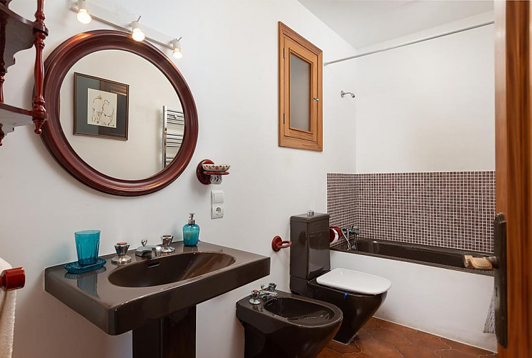 Badezimmer mit Wanne und WC