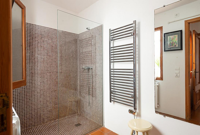 Dusche und Heizung im Badezimmer