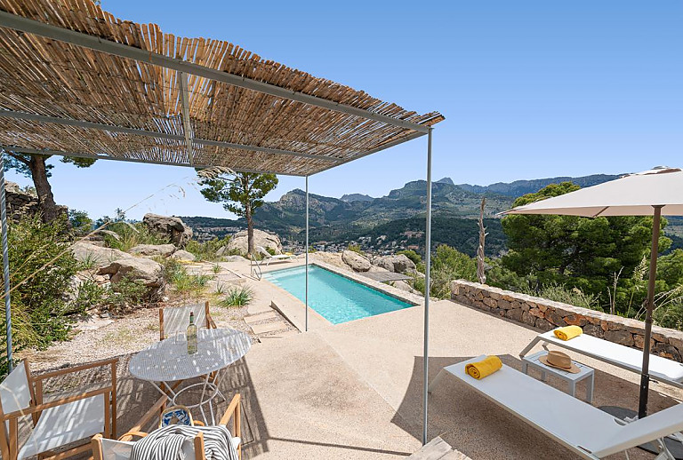 Terrasse mit Pool und Gartenmöbeln