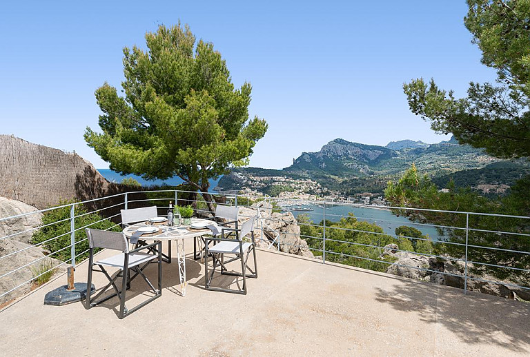 Meerblick von der Terrasse mit Gartenmöbeln