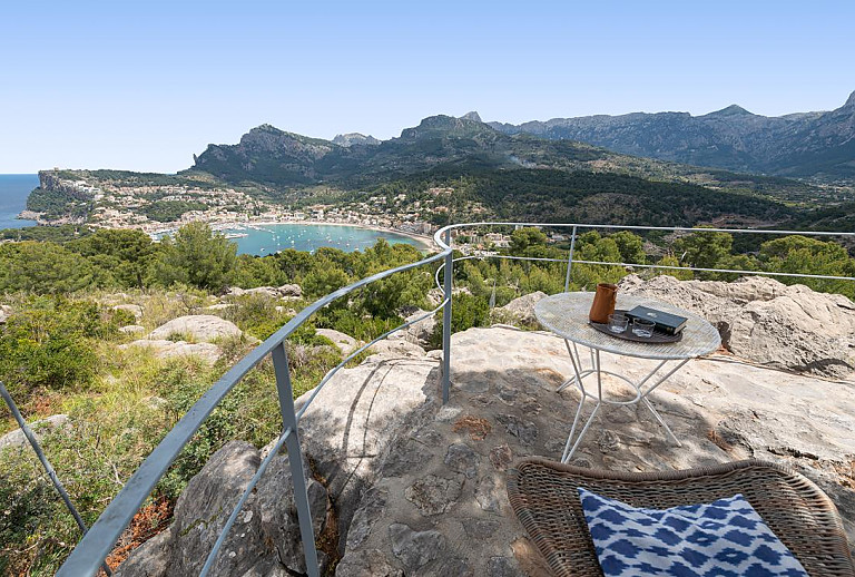 Gartentisch mit Blick auf die Bucht
