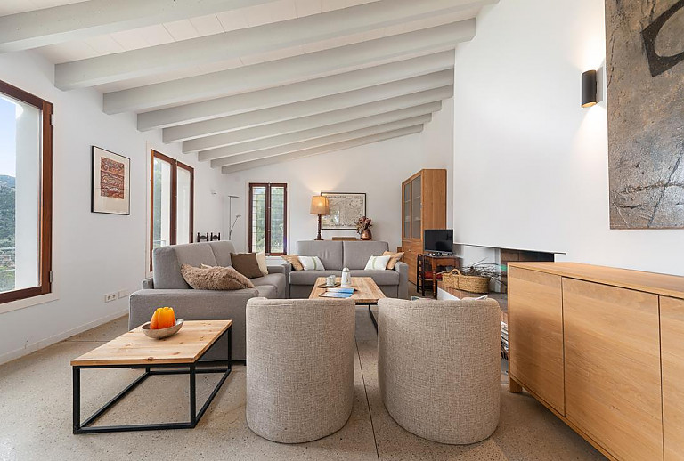 Wohnzimmer mit Fernseher und Couch