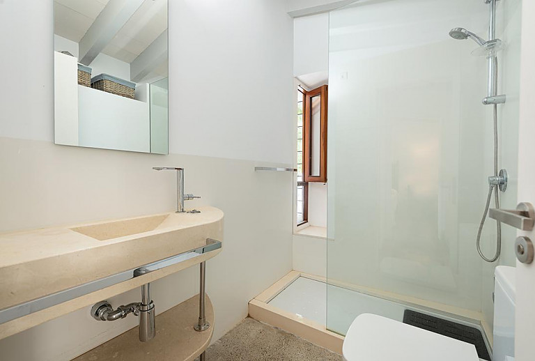 Bad mit Dusche und Waschbecken