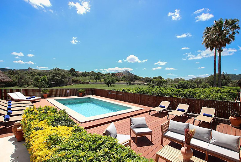 Poolliegen auf der Terrasse mit Poolliegen