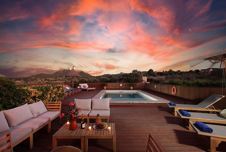 Poolterrasse mit Poolliegen in der Abendsonne