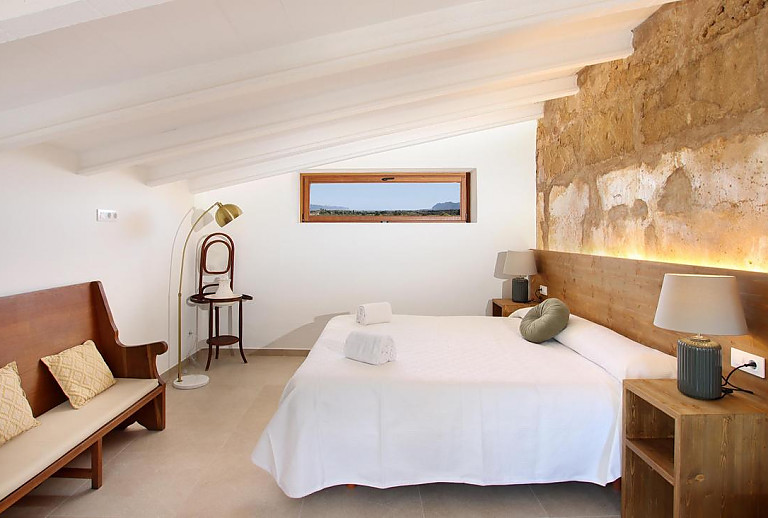 Schlafzimmer mit Doppelbett und Bank