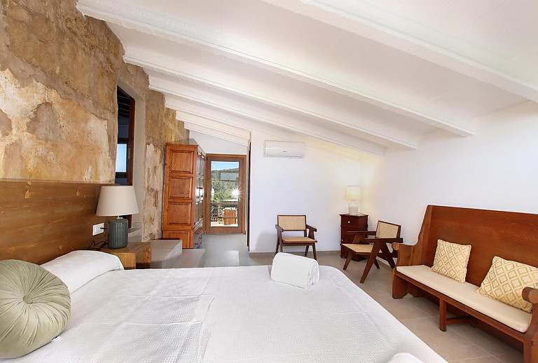 Schlafzimmer mit Doppelbett und Klimaanlage