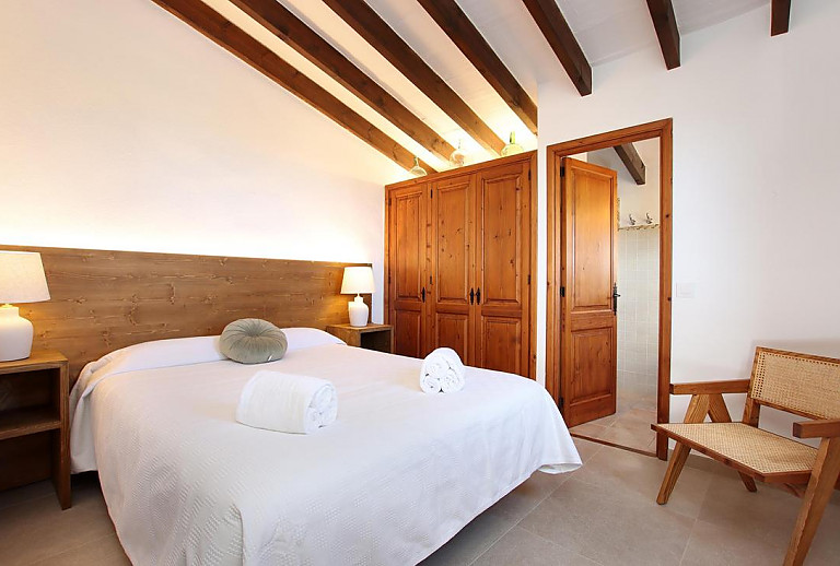 Schlafzimmer mit Einzelbetten und Kleiderschrank