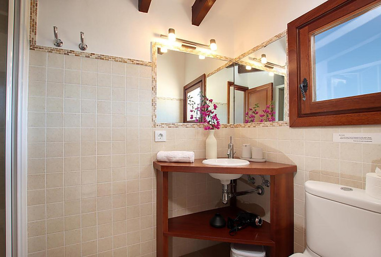 Bad mit Waschbecken und Spiegel