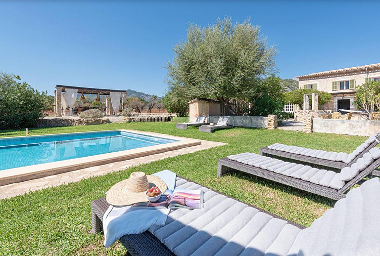 Garten mit Rasen und Pool vor der Finca