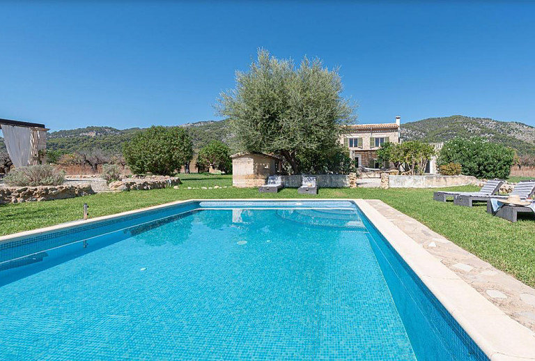 Pool im Außenbereich vor der Finca