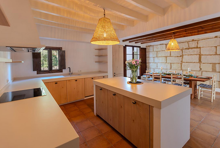 Küche mit Insel und Esstisch