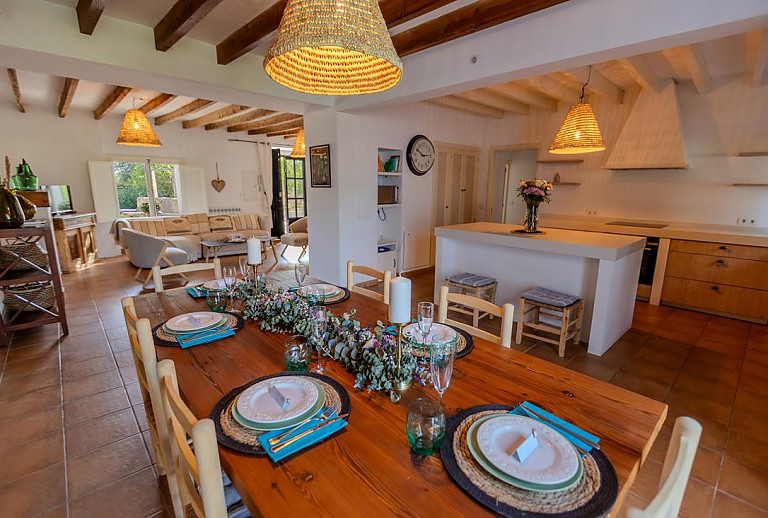 Wohnzimmer mit Essbereich und Couchecke