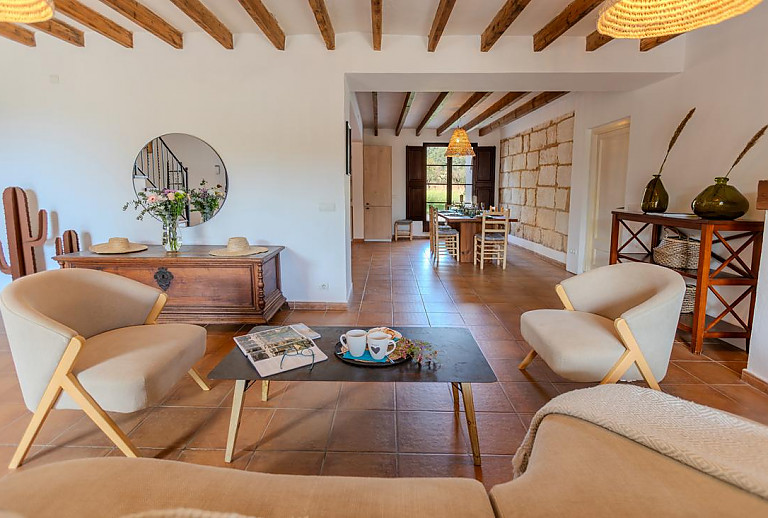 Wohnzimmer mit Sessel und Couch