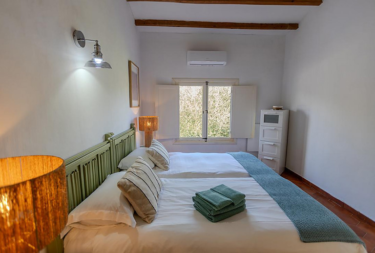 Schlafzimmer mit Einzelbetten und Klimaanlage