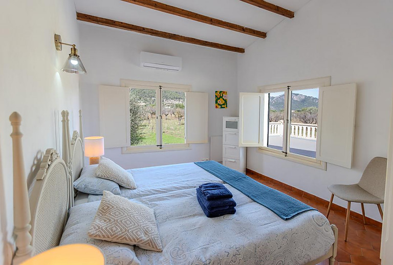 Schlafzimmer mit Einzelbetten und Nachttisch