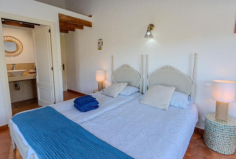 Schlafzimmer mit Einzelbetten und Bad