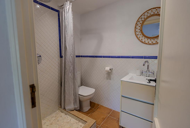 Badezimmer mit Dusche und WC