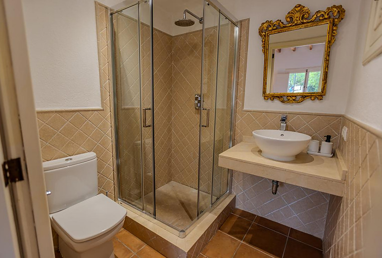 Badezimmer mit Dusche und Waschbecken