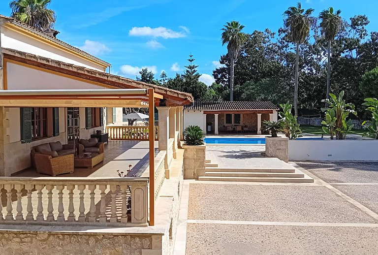 Terrasse mit Vordach und Sitzmöbeln