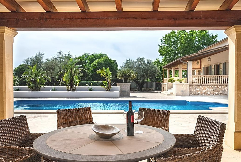 Terrasse mit Poolblick und Esstisch