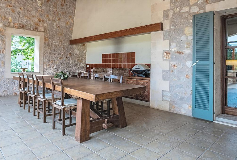 Sommerküche mit Esstisch