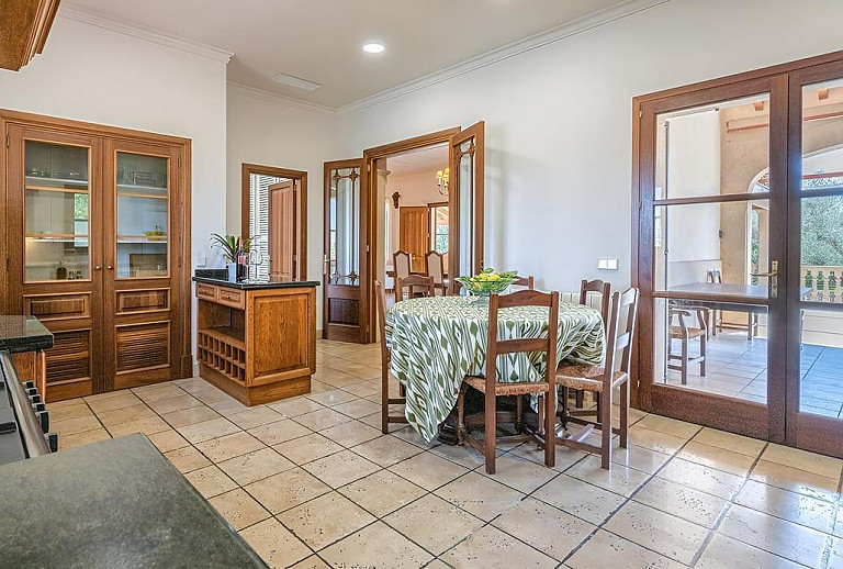 Küche mit Tisch und Zugang zur Terrasse