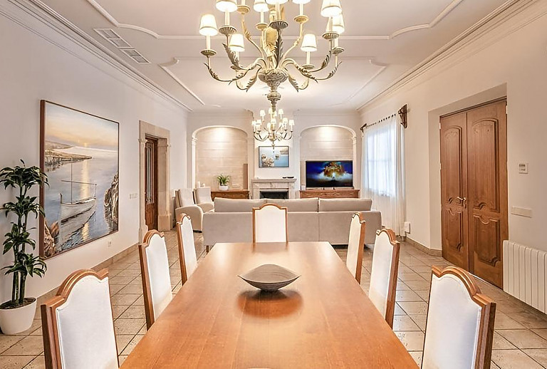 Wohnzimmer mit Esstisch und Stühlen