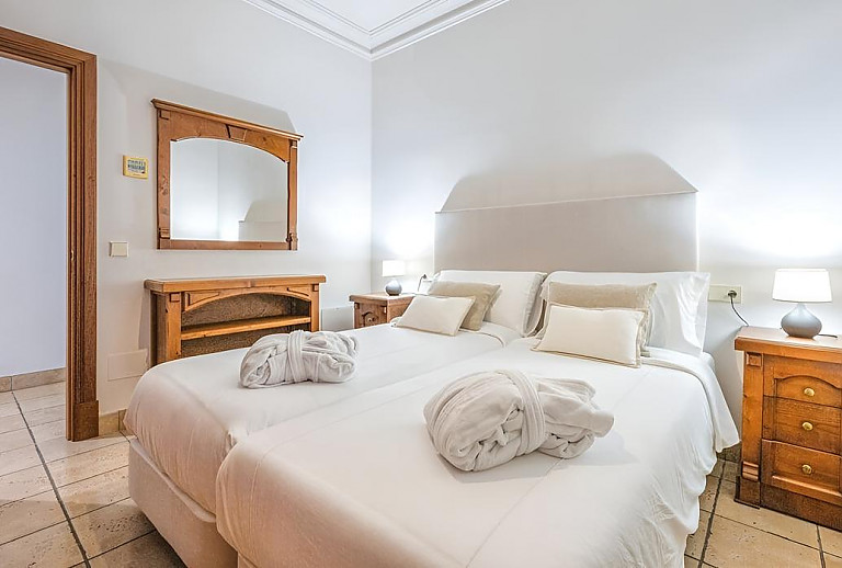 Schlafzimmer mit Einzelbetten und Spiegel